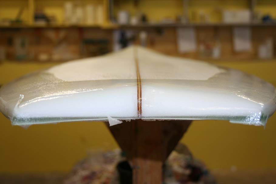 Stratification d'une planche de surf avec de la résine polyester